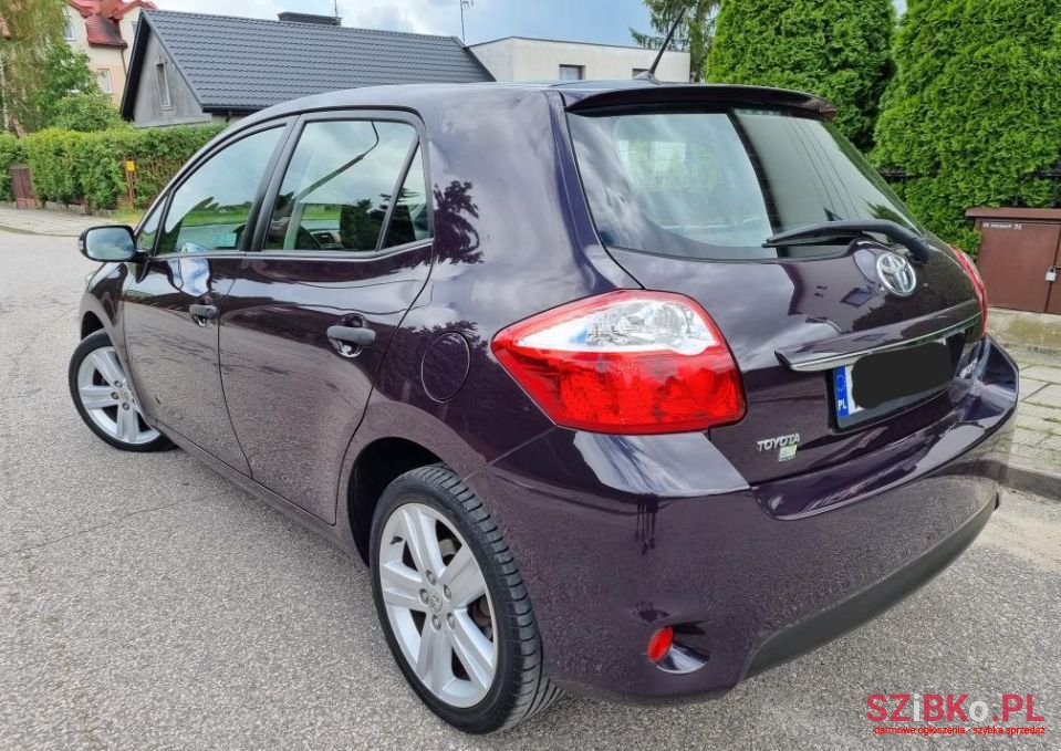 2011' Toyota Auris photo #5