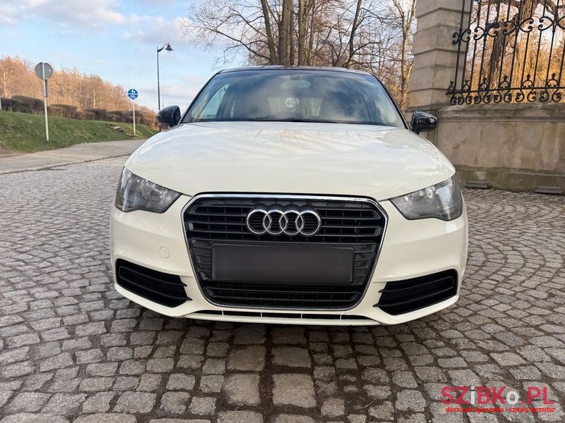 2011' Audi A1 1.6 Tdi Ambition photo #4