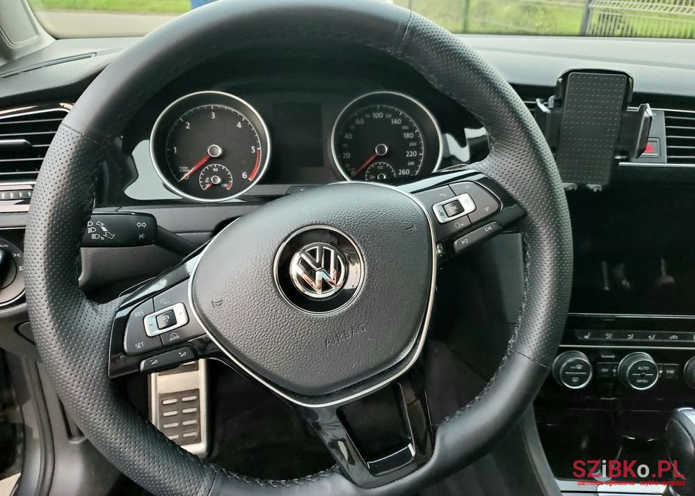 2017' Volkswagen Golf photo #3