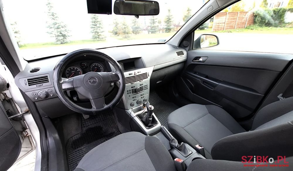 2010' Opel Astra photo #5