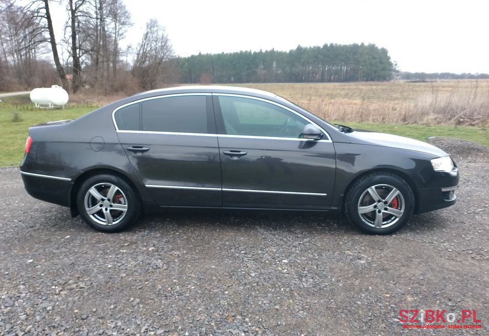 2005' Volkswagen Passat photo #4