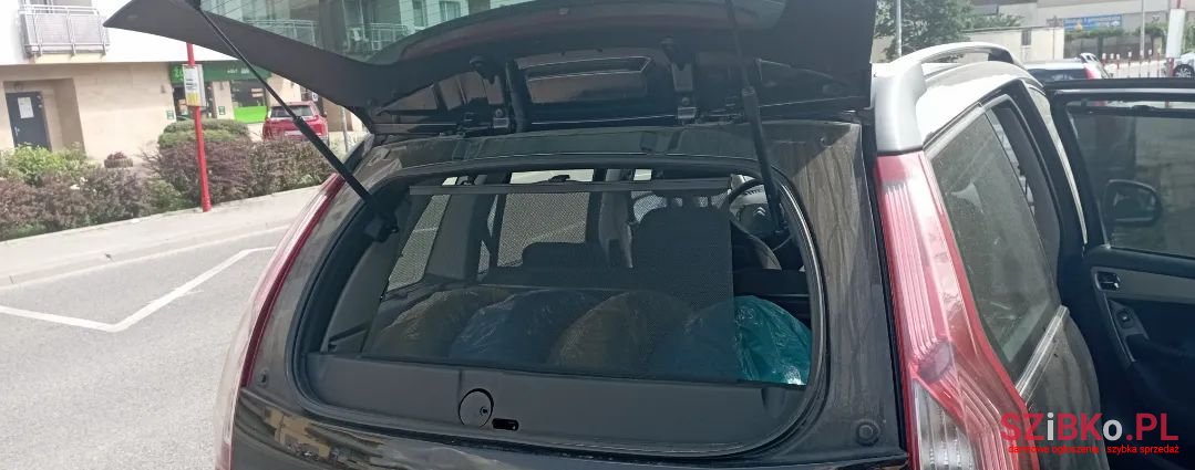 2011' Citroen C4 Picasso photo #3