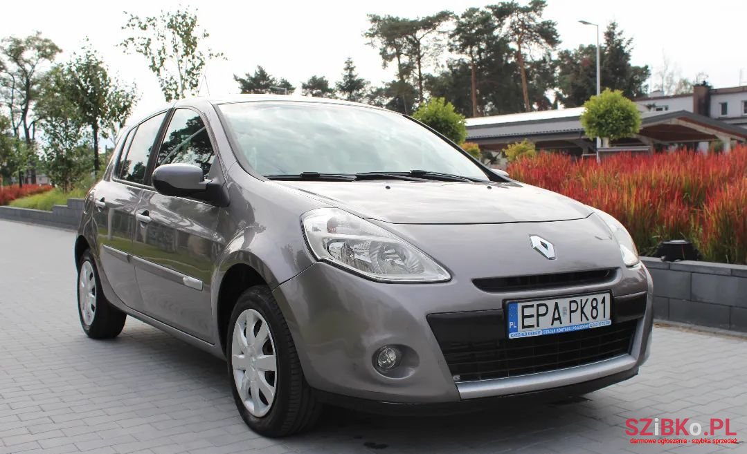 2011' Renault Clio photo #2