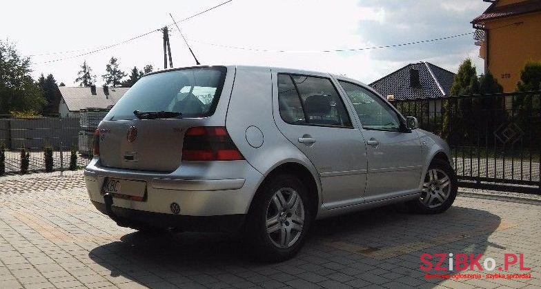 2002' Volkswagen Golf photo #1