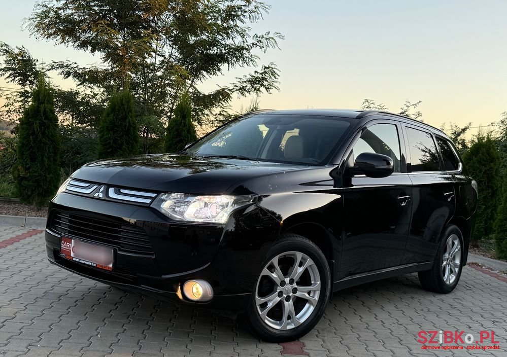 2012' Mitsubishi Outlander photo #2