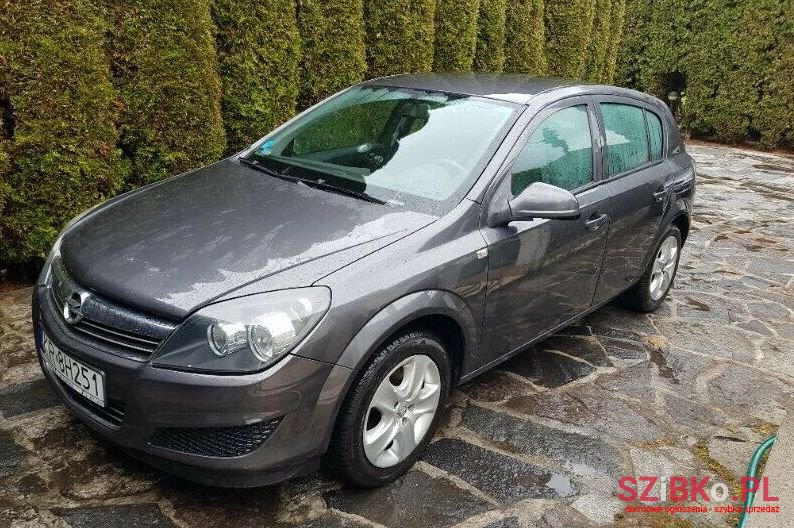 2012' Opel Astra photo #1