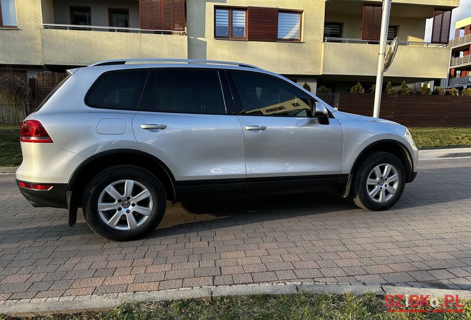 2011' Volkswagen Touareg photo #4