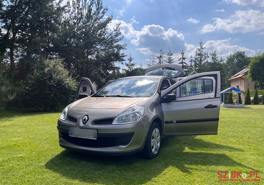 2008' Renault Clio photo #1