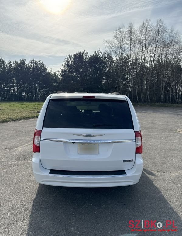 2016' Chrysler Town & Country 3.6 Touring photo #5