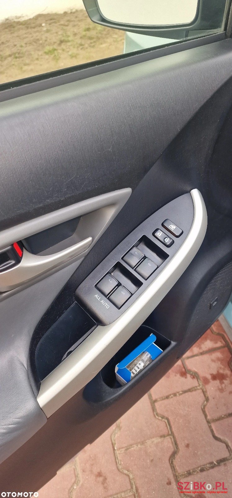 2012' Toyota Prius photo #5