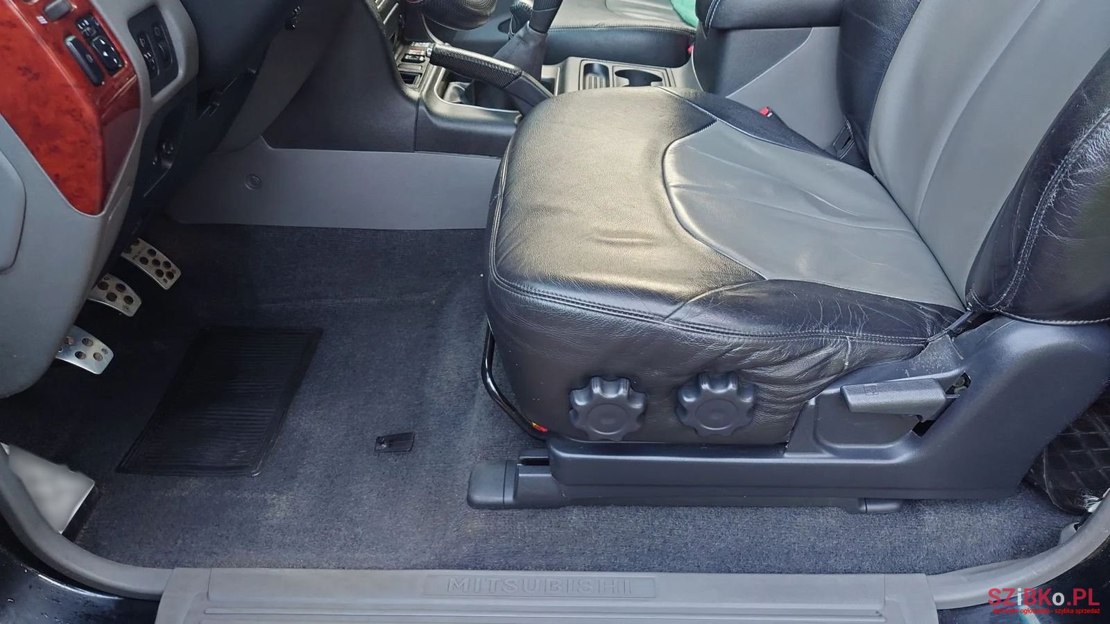 2004' Mitsubishi Pajero photo #6