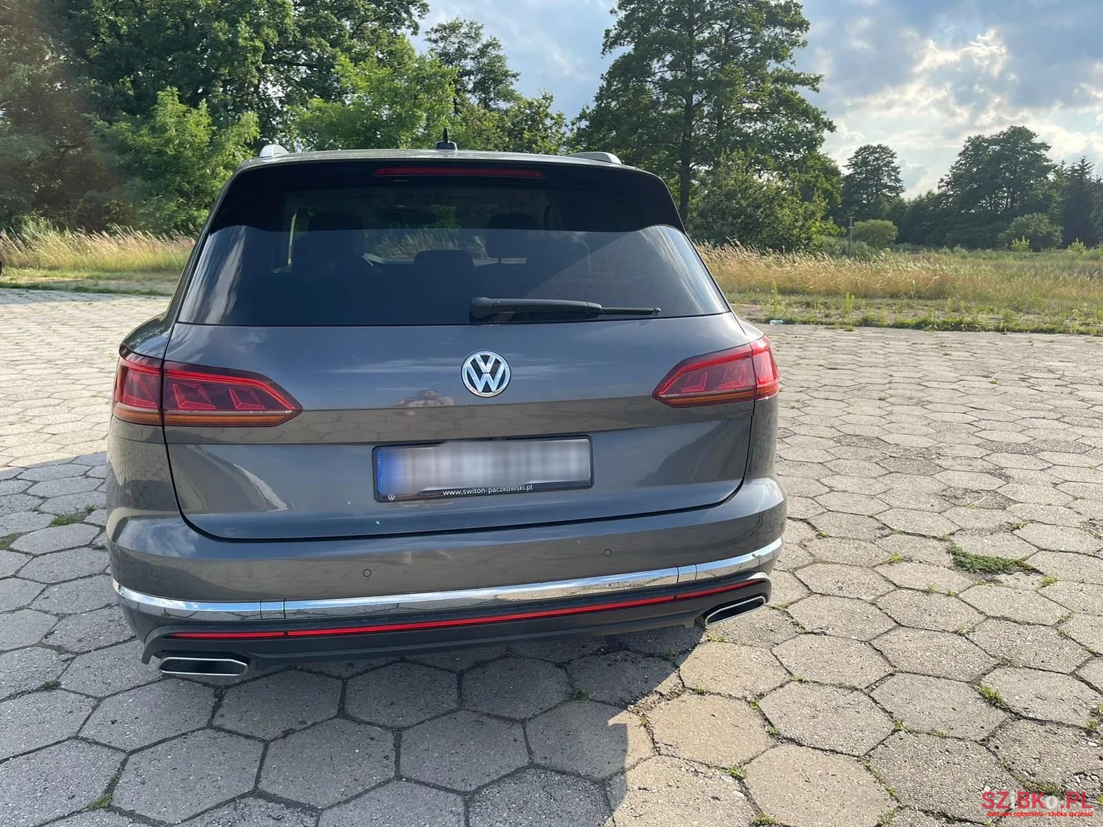 2019' Volkswagen Touareg photo #2