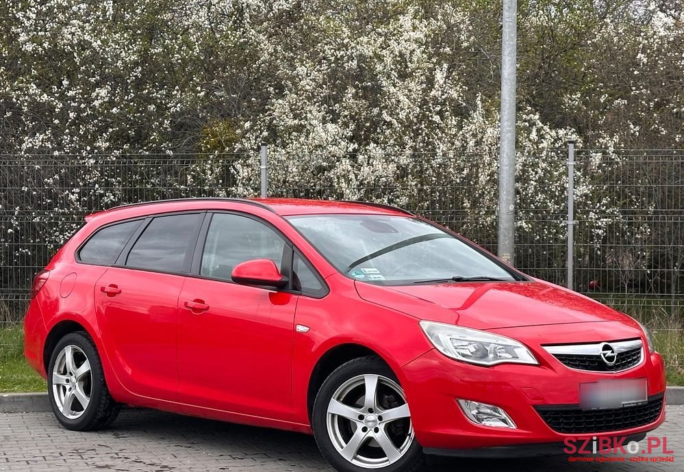 2011' Opel Astra 1.4 T Sport photo #2