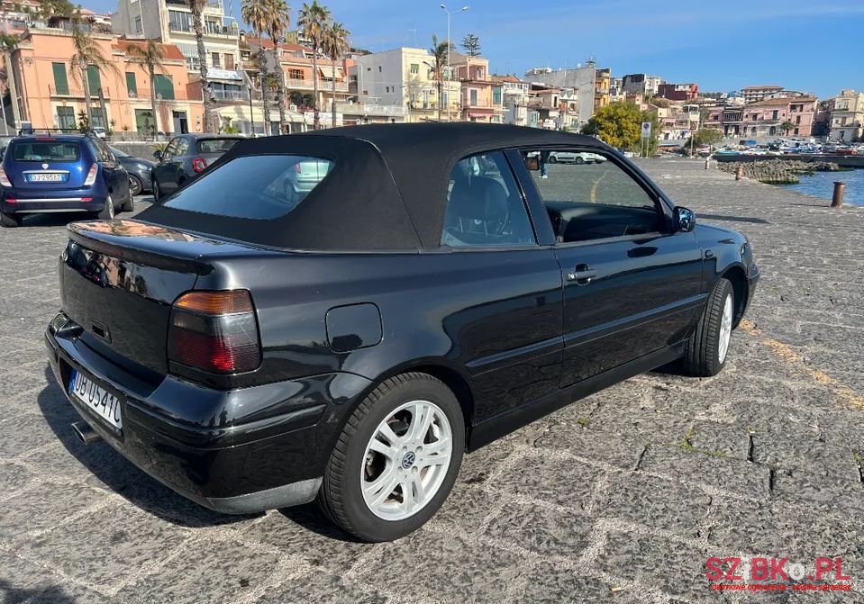 2002' Volkswagen Golf photo #2