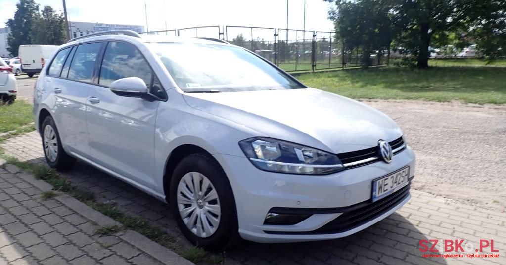 2017' Volkswagen Golf photo #2