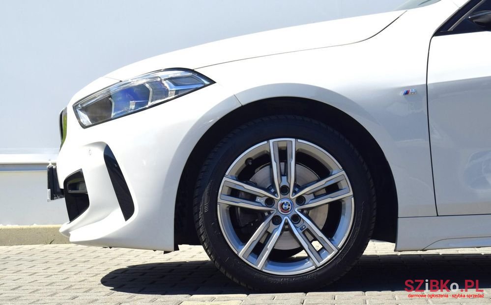 2022' BMW 1 Series photo #4