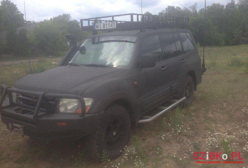 2001' Mitsubishi Pajero photo #1