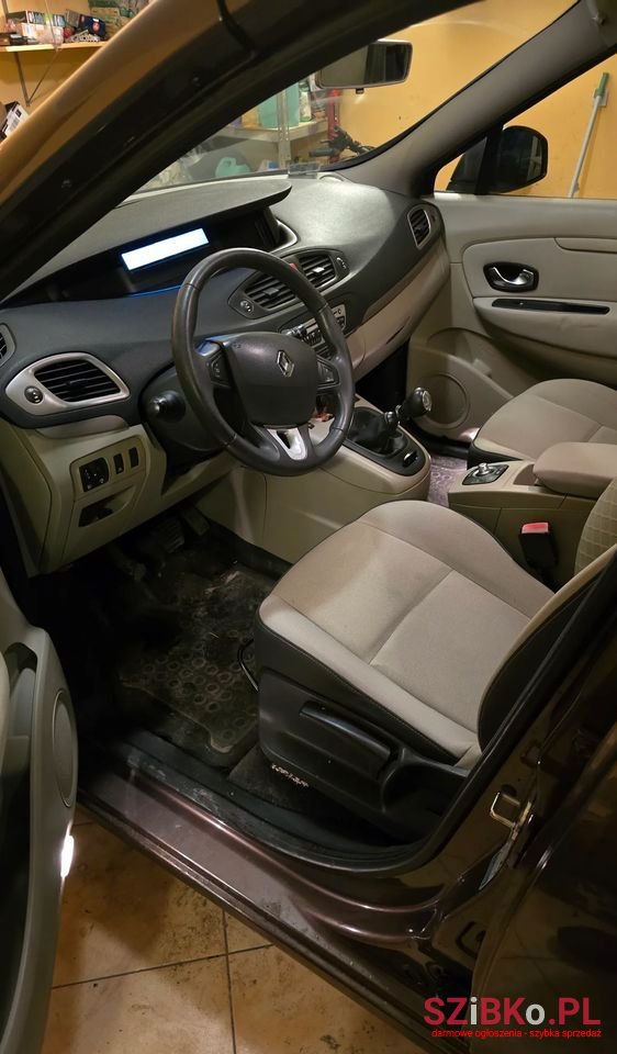2010' Renault Scenic photo #6