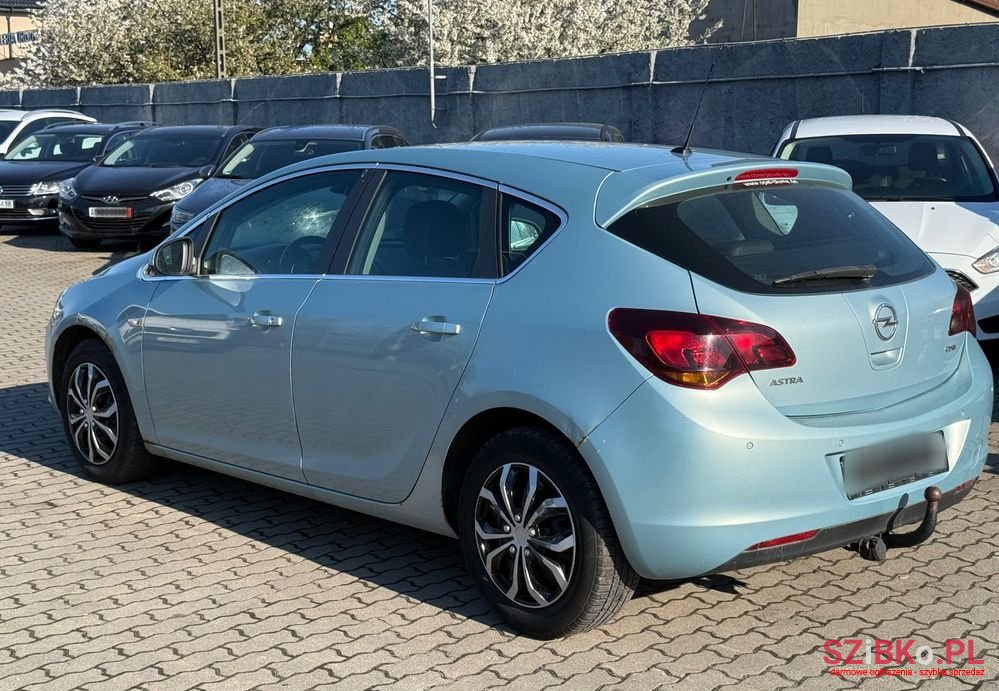 2011' Opel Astra photo #6