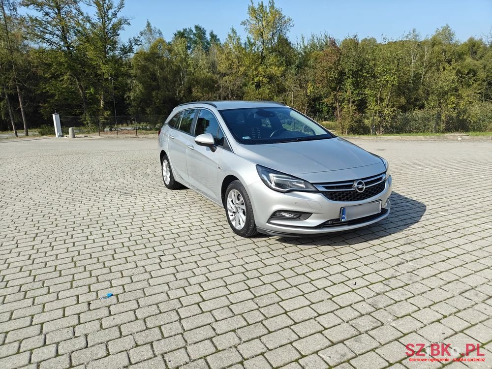 2018' Opel Astra photo #2