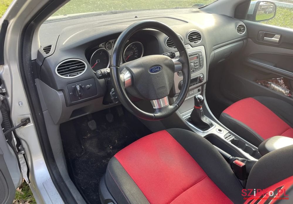 2010' Ford Focus photo #2