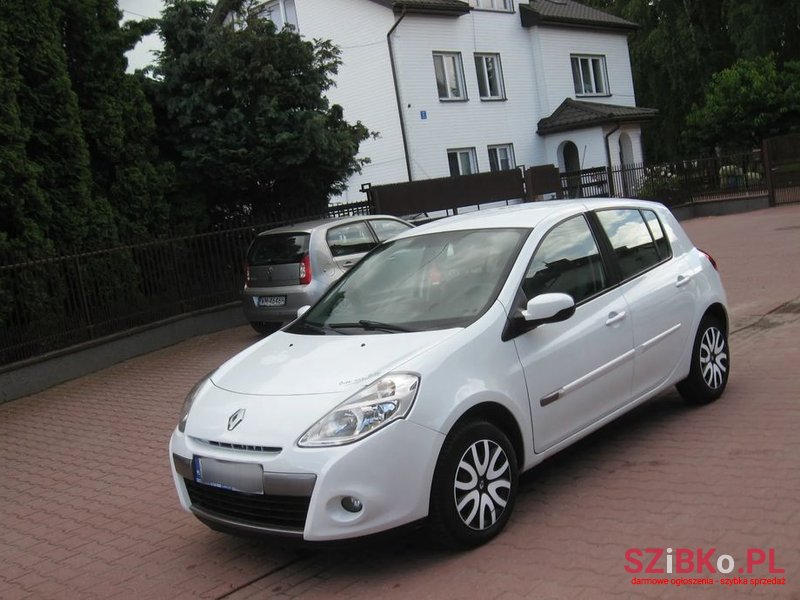 2011' Renault Clio photo #2