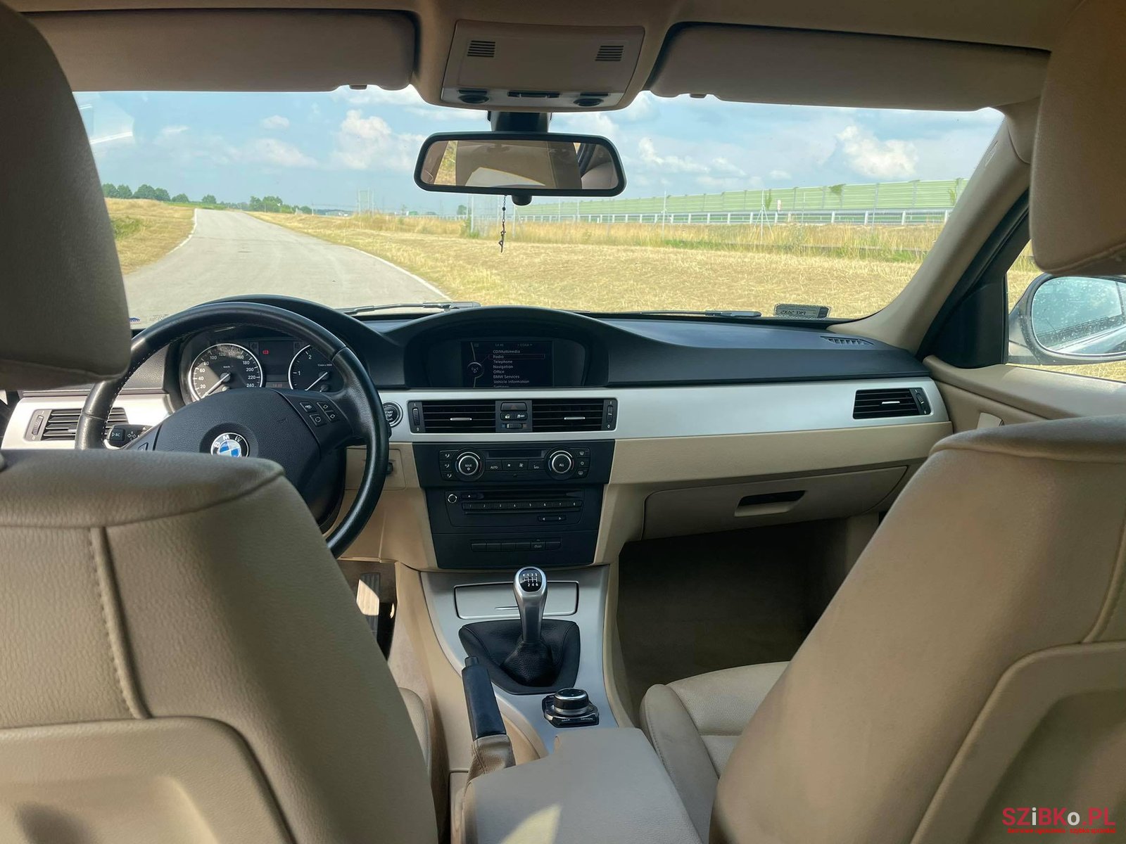 2011' BMW 3 Series Sedan photo #7