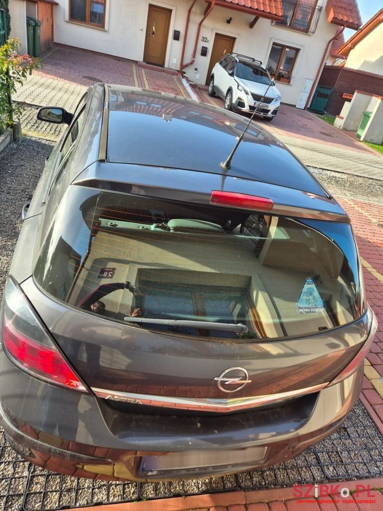 2010' Opel Astra photo #2