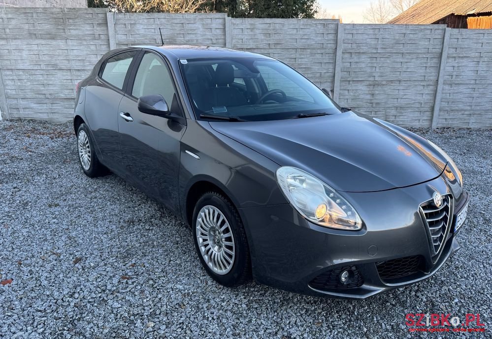 2013' Alfa Romeo Giulietta photo #3