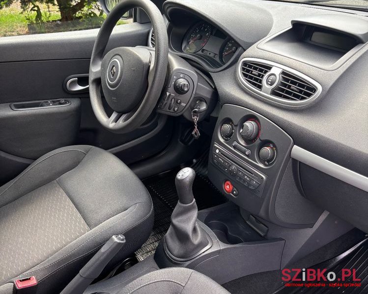 2009' Renault Clio photo #6