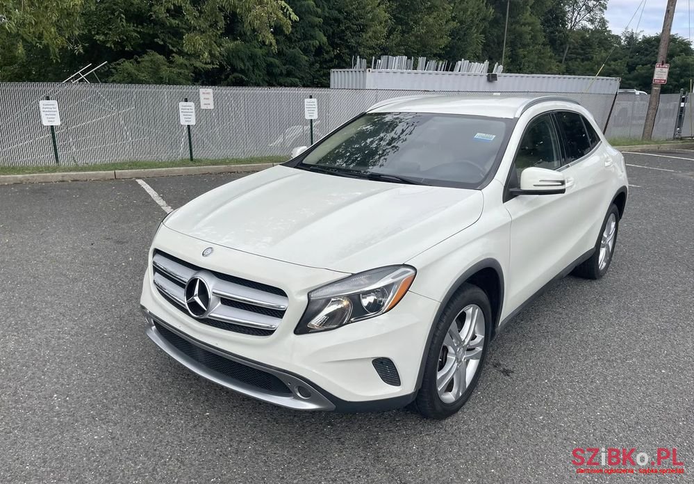 2015' Mercedes-Benz GLA 250 4-Matic photo #2