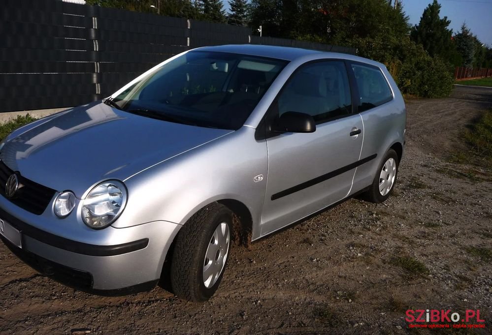 2004' Volkswagen Polo 1.2 Tour photo #2