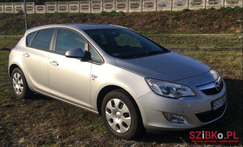 2012' Opel Astra photo #1