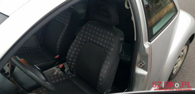 2001' Volkswagen New Beetle photo #4