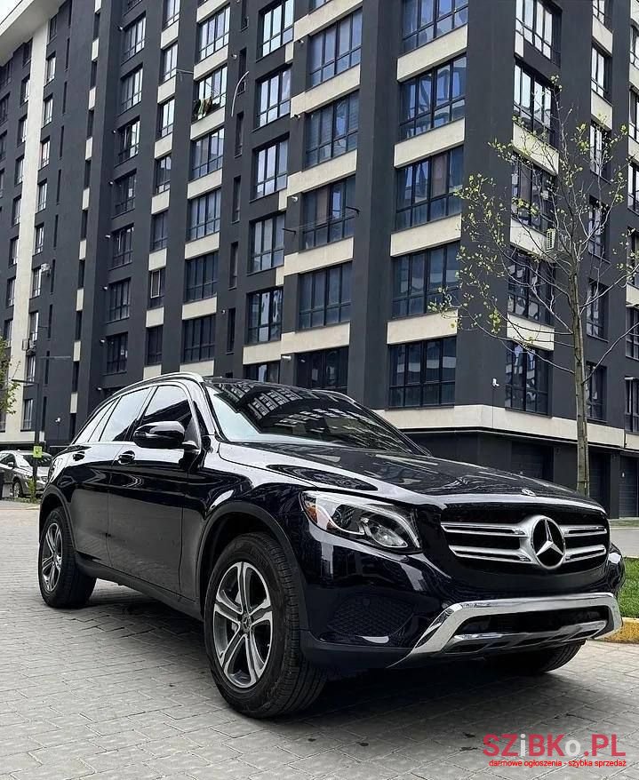 2018' Mercedes-Benz GLC 300 4-Matic photo #2