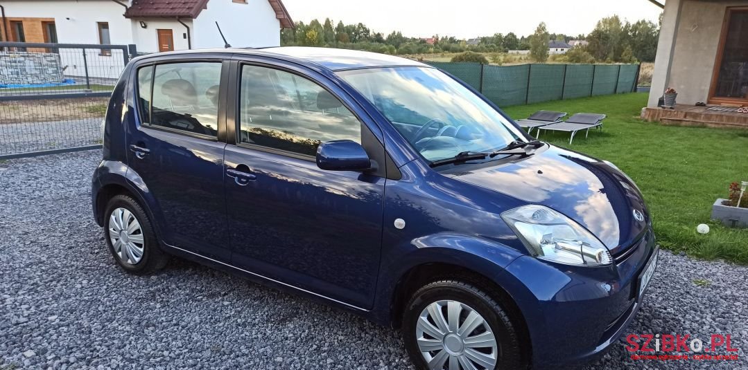 2005' Daihatsu Sirion photo #2