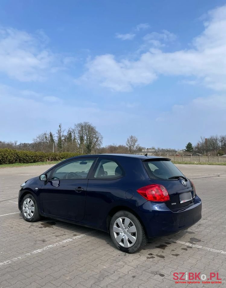 2010' Toyota Auris photo #2