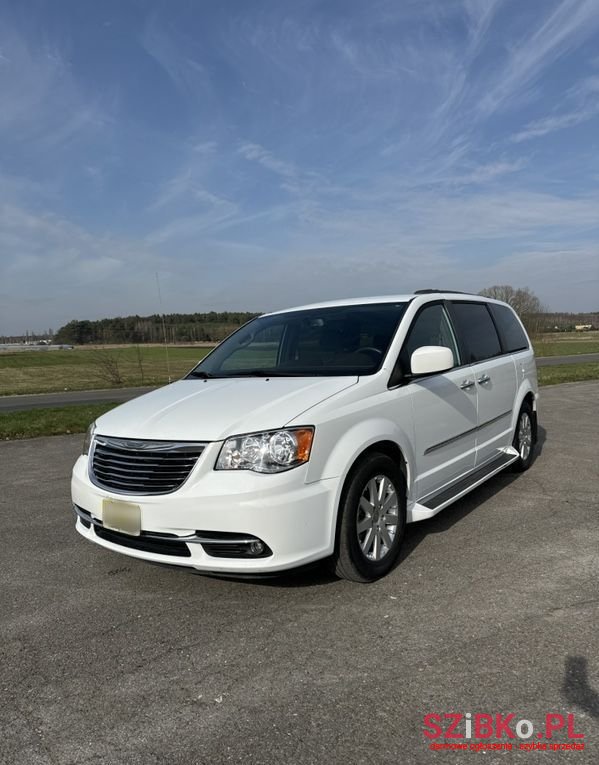 2016' Chrysler Town & Country 3.6 Touring photo #1