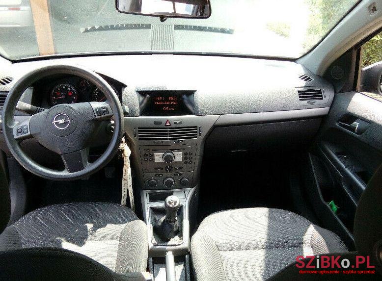 2005' Opel Astra photo #1