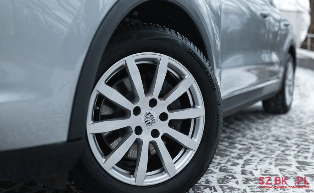 2020' Porsche Cayenne E-Hybrid Tiptronic S photo #3