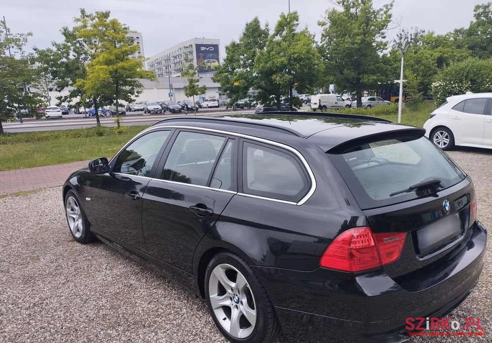 2011' BMW 3 Series 320D photo #6