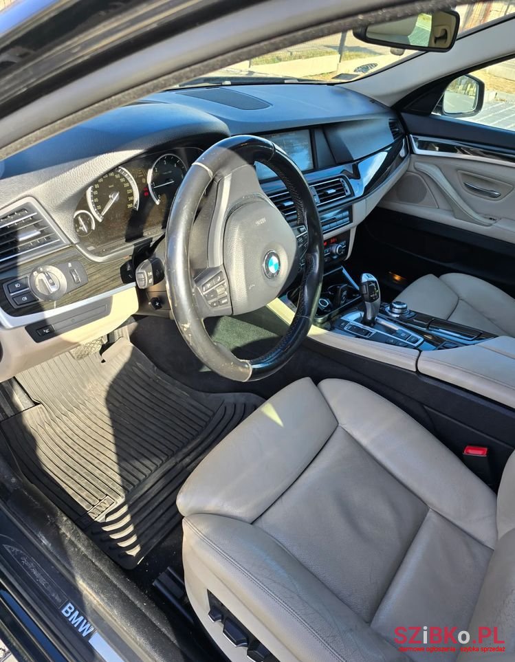 2012' BMW 5 Series 525D Touring photo #6