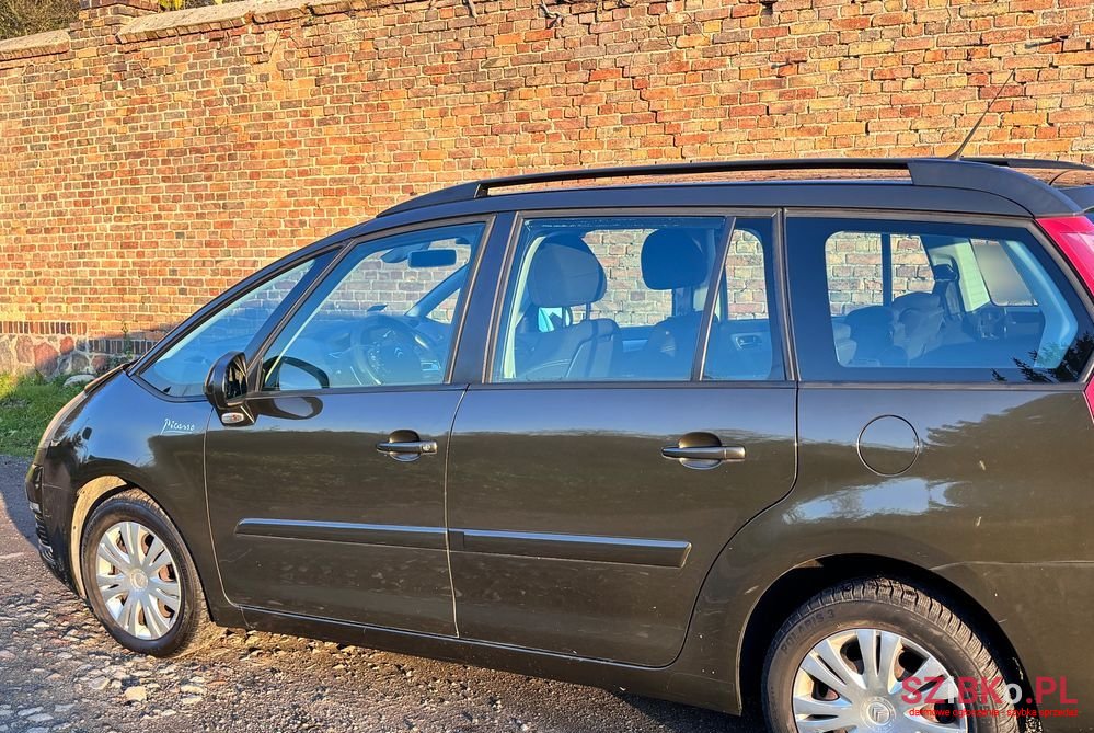 2011' Citroen C4 Picasso photo #2