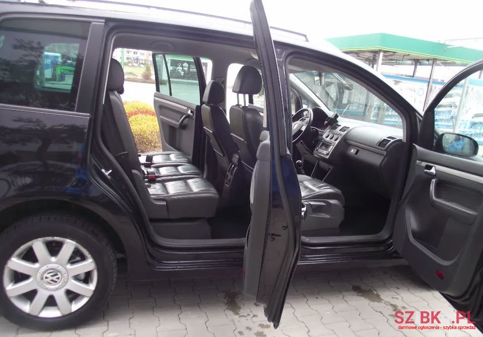 2007' Volkswagen Touran photo #4