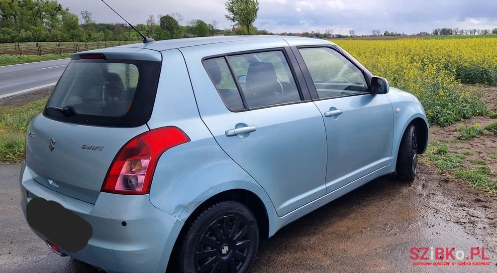 2010' Suzuki Swift photo #2