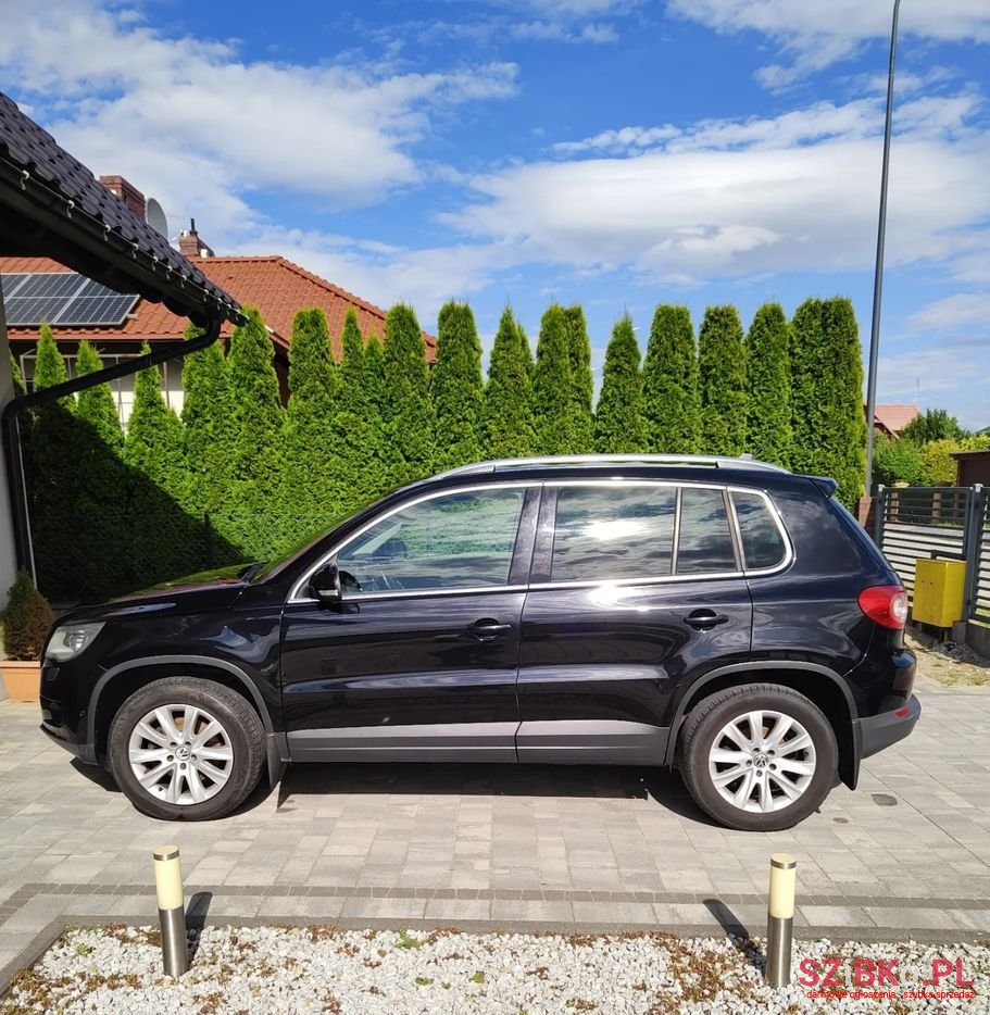 2010' Volkswagen Tiguan photo #2