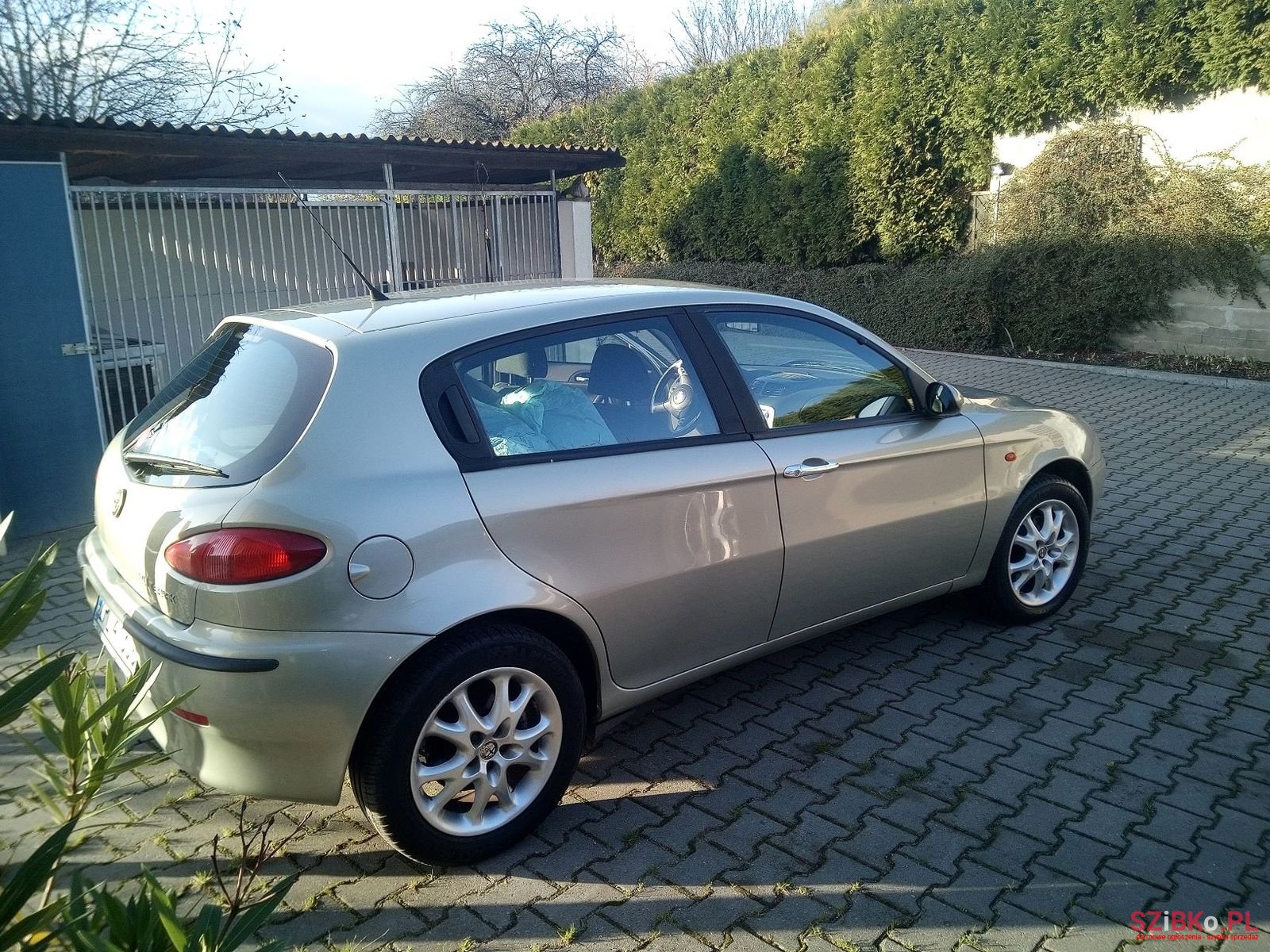 2001' Alfa Romeo 147 photo #1