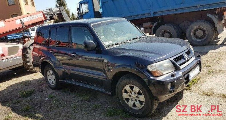 2004' Mitsubishi Pajero photo #1