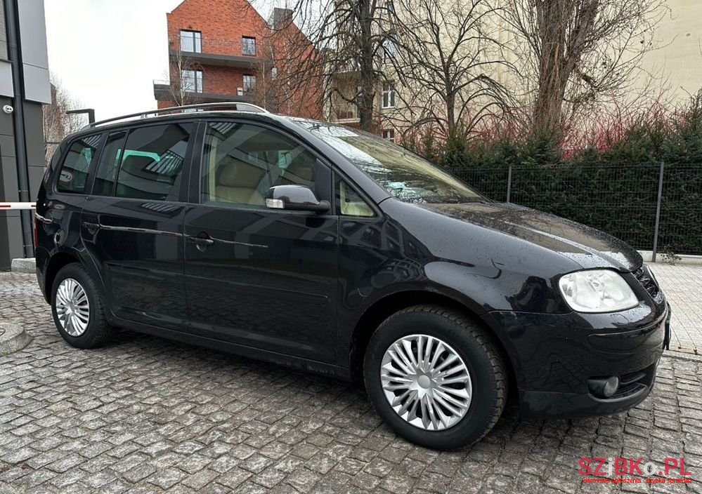 2004' Volkswagen Touran photo #2