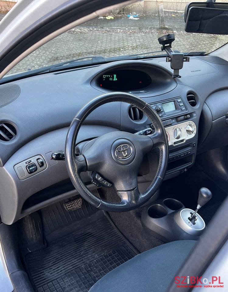 2004' Toyota Yaris 1.0 Luna Mm photo #3